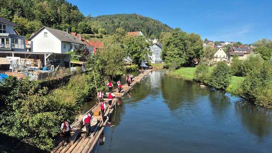 Die letzten Vorbereitungen auf dem 140 Meter langen Floß laufen, dann wird es zum Ausgangspunkt gefahren: BeimTalhubenfest lebt