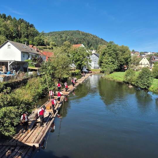 Die letzten Vorbereitungen auf dem 140 Meter langen Floß laufen, dann wird es zum Ausgangspunkt gefahren: BeimTalhubenfest lebt
