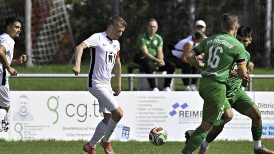 Der FC Engelsbrand (am Ball Adrian Schulz) gehört nach dem 1:0 gegen den VfB Pfinzweiler weiter zur Spitzengruppe der Kreisklass