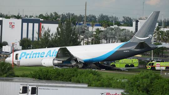 Unfall mit Frachtflugzeug nach Landung am Flughafen Miami
