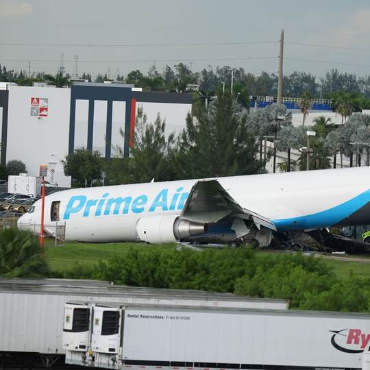 Unfall mit Frachtflugzeug nach Landung am Flughafen Miami