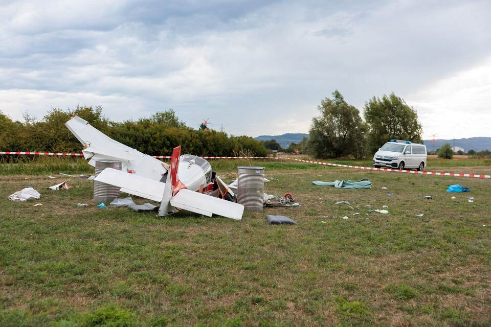 Nach dem Flugzeugabsturz mit zwei Toten in Südhessen Nach dem Flugzeugabsturz mit zwei Toten in Südhessen