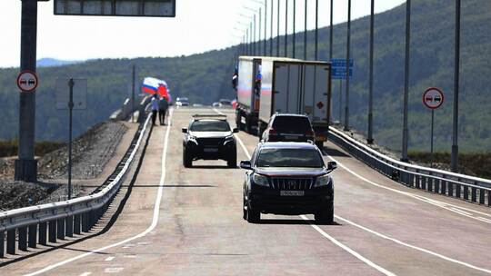 Russland und Nordkorea eröffnen erste Straßenverbindung Russland und Nordkorea eröffnen erste Straßenverbindung