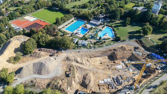 Ziemlich wild, aber es ist ja auch eine Großbaustelle: Wenn die letzten Badegäste draußen sind, geht es beim Wartbergbad richtig Wartbergbad Panoramabad