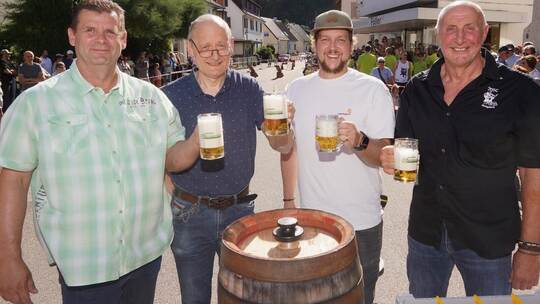 Thorsten Ackermann, Bürgermeister-Stellvertreter Oliver Kräutle, Vereinssprecher Christoph Waizenegger und Joachim Kaucher stoße