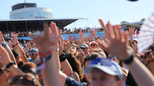 Ausgelassene Stimmung beim Glücksgefühle-Festival auf dem Hockenheimring. Foto: picture alliance/dpa | Sascha Thelen Glücksgefühle-Festival in Hockenheim