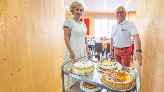 Das ist das kalorienreiche I-Tüpfelchen auf dem Seniorentreff, was Rainer Meeh und Maria Dittmann vor sich her in den Saal schie Seniorentreff Büchenbronn