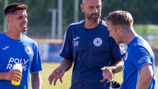 Mit Ruhe und Gelassenheit: Ex-Profi Daniel Reule (Mitte) gibt als Trainer des Landesligisten Spvgg Coschwa seinen Spielern Joao