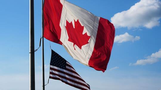 Flaggen von Kanada und den USA Flaggen von Kanada und den USA