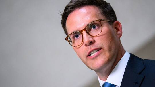 Baden-Württembergs Innenminister trifft Fußballvereine