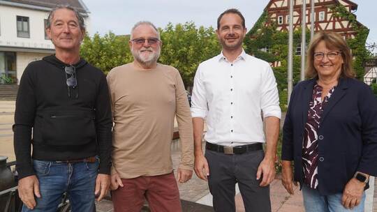 Bürgermeister Thomas Maag (Dritter von links) freut sich mit Klaus Reiling, Reiner Frei und Regina Fuchs (von links) vom Freunde