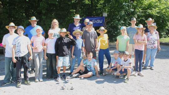 Das Boulespielen beim TV Singen steht bei den Ferienspielkindern um Rathausmitarbeiterin Elena Angermann (Sechste von links) hoc