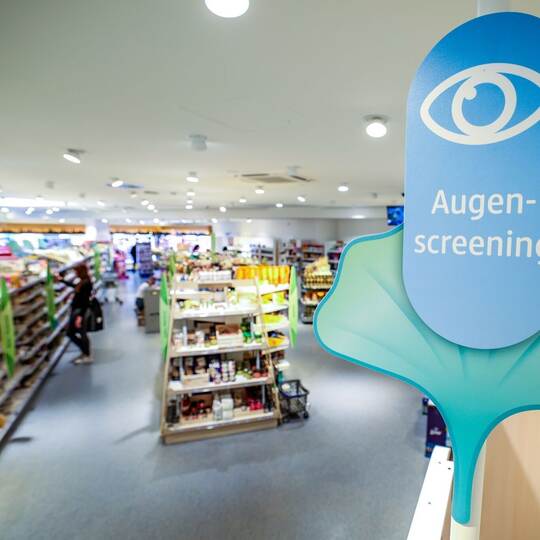 Drogeriemarktkette dm bietet Gesundheitsdienstleistungen an. Drogeriemarktkette dm bietet Gesundheitsdienstleistungen an.