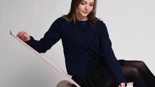 Mit „TILT“ hat Manuela Hirschfeld ein Sitzmöbel entworfen, das sich durch eine sanfte Bewegung vom Stuhl zum Lounger verändert.