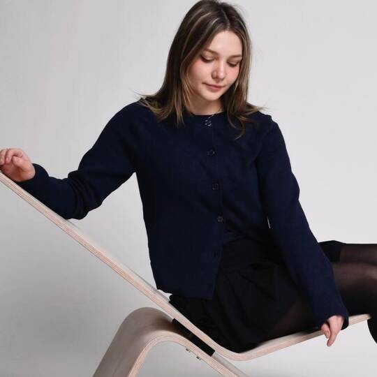 Mit „TILT“ hat Manuela Hirschfeld ein Sitzmöbel entworfen, das sich durch eine sanfte Bewegung vom Stuhl zum Lounger verändert.