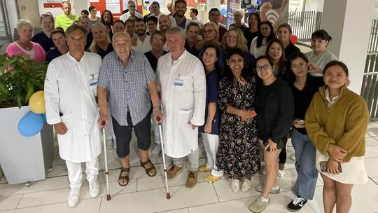 Krücken braucht Horst Müller (vorne, 2. von links), aber er verlässt die RKH Klinik Neuenbürg auf eigenen Beinen. Dank der tolle