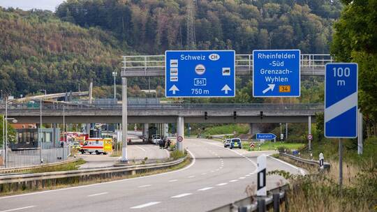 Polizei prüft Auto auf Sprengstoff Polizei prüft Auto auf Sprengstoff