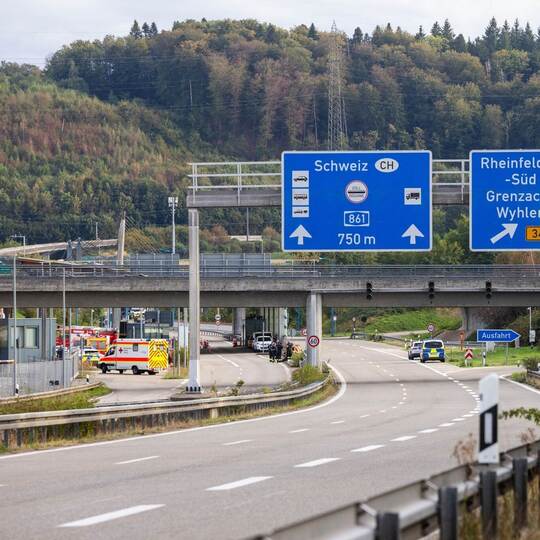 Polizei prüft Auto auf Sprengstoff