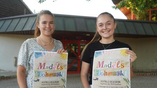 Ronja Katz und Celine Faber (von links) freuen sich auf den Mädelsflohmarkt, der am 19. September in der Halle hinter ihnen stat
