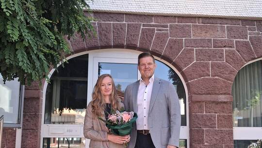 Jessica Probst hat im September die Kämmerei in Engelsbrand übernommen. Von Bürgermeister Carsten Hoffmann gibt‘s zum Start Blum