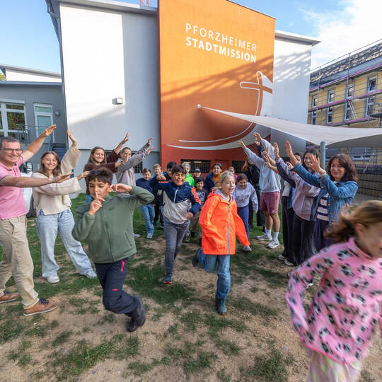 Björn Oberdorfer, Leiter des Familienzentrum Nord (links), das Team aus Haupt- und Ehrenamtlichen und Susanne Knöller, Vorsitzen MiN Stadtmission Ferienprogramm