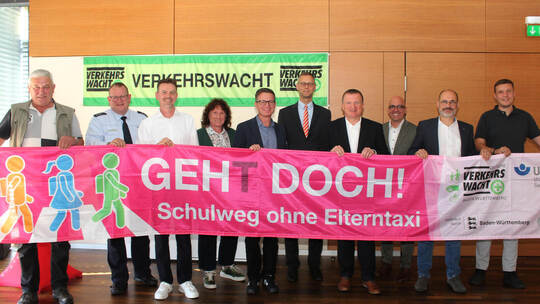 Auf den Schuljahresbeginn aufmerksam machen: Siegfried Albrecht (Stellvertretender Vorsitzender Verkehrswacht Mühlacker und Umge