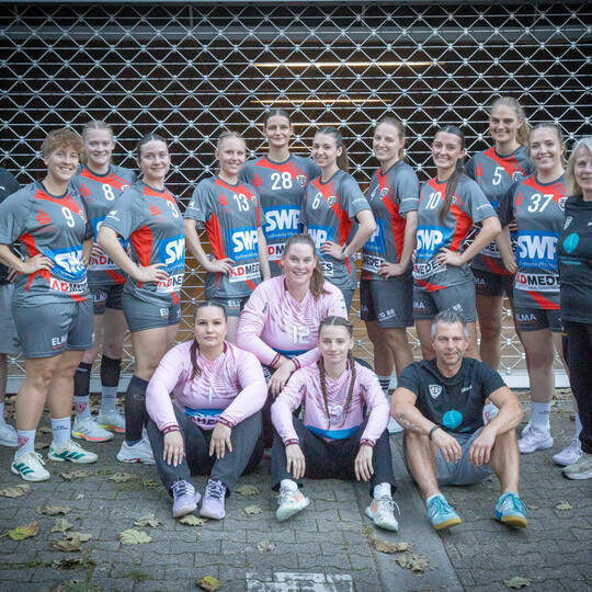 Mit neuen Trikots in die neue Saison: Trainer Henning Rupf (hinten von links), Natalie Mann, Jule Dettinger, Joana Spengler, Ali