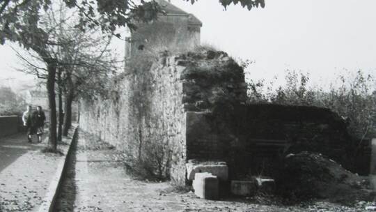 Stadtmauer bei der Emma-Jaeger-Straße vor der Sprengung. aus „Kulturdenkmale im Stadtgebiet“
