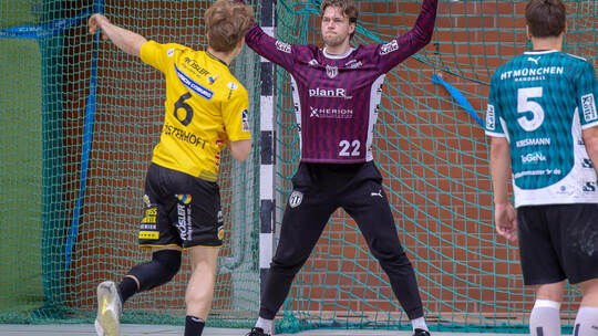 Torwart Paul Siegl (Mitte) spielt am Samstag mit der SG gegen den Club, in dem er groß wurde. Archivfoto: HT München