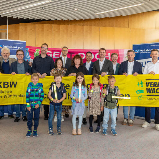 Damit junge Verkehrsteilnehmer wie Timo, Moritz, Esila, Lia und Dion (vorne von links) sicher zur Schule kommen, veranstaltet di Verkehrswacht Schulanfang