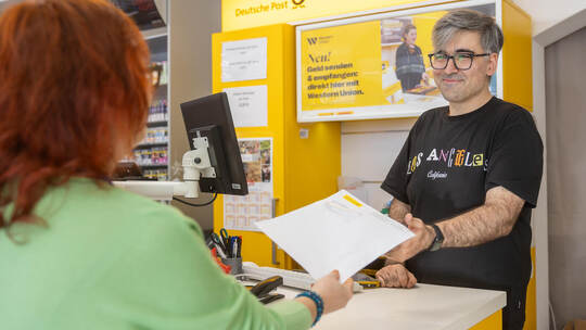 Postgeschäfte persönlich erledigen kann man in Filialen wie dieser in einem Pforzheimer Kiosk bei Edis Körbulak. Der trägt den S Deutsche Post Filiale 514