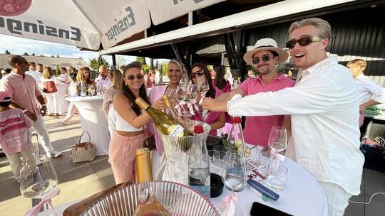Traumhaftes Wetter und exklusive Weine sorgen für beste Stimmung bei den Gästen der Rosa Night.