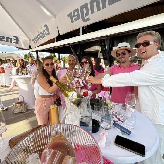 Traumhaftes Wetter und exklusive Weine sorgen für beste Stimmung bei den Gästen der Rosa Night.