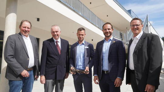 Architekt Joachim Theilmann, Vorstandsvorsitzender Peter Mayer, Hausleiter Benedikt Förster, Bürgermeister Thomas Maag und Vorst