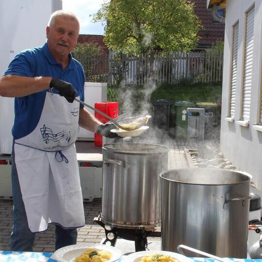 Klaus Rapp hat den Bogen raus, wie er die Maultaschen am besten aus der heißen Brühe fischt und elegant zum Kartoffelsalat ableg