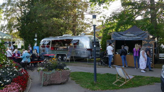 Aus den Food-Trucks durftet es herrlich nach Essen aus aller Herren Länder. fux