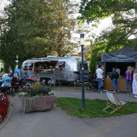Aus den Food-Trucks durftet es herrlich nach Essen aus aller Herren Länder. fux