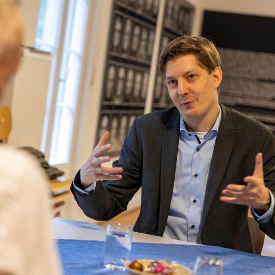 Im Interview spricht Moritz Bach über die Eigenschaften freier und unfreier Presse – mit allen Folgen für eine Gesellschaft. DDR Museum Interview Pressefreiheit