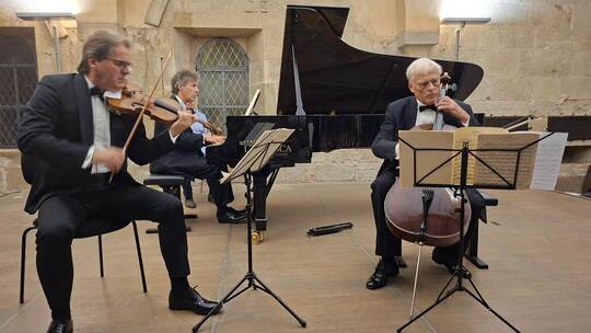 Bernd Glemser im Trio mit dem Geiger Frank-Michael Erben (links) und dem Cellisten Jürnjakob Timm (rechts). Bastian