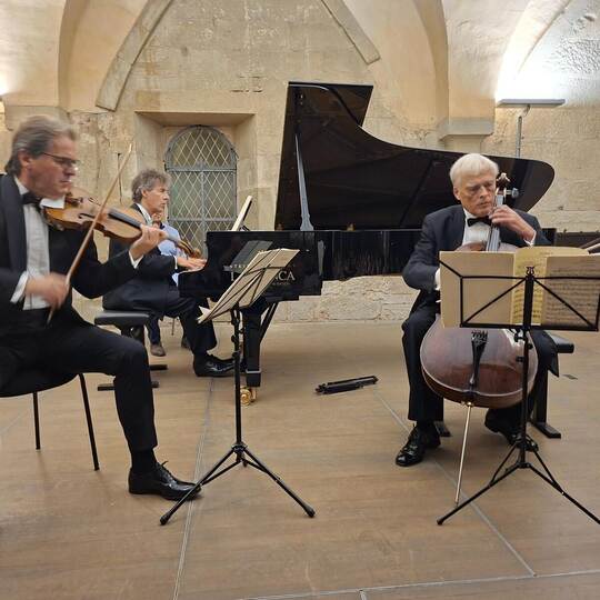Bernd Glemser im Trio mit dem Geiger Frank-Michael Erben (links) und dem Cellisten Jürnjakob Timm (rechts). Bastian