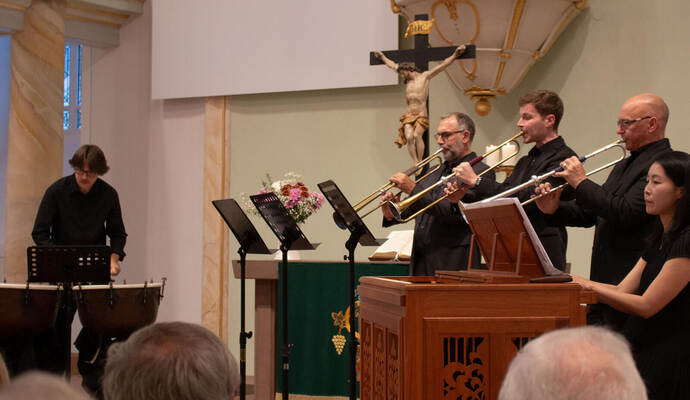Barocktrompeten lassen Stadtkirche in Neuenbürg erstrahlen: Konzert begeistert mit „königlichem Glanz“
