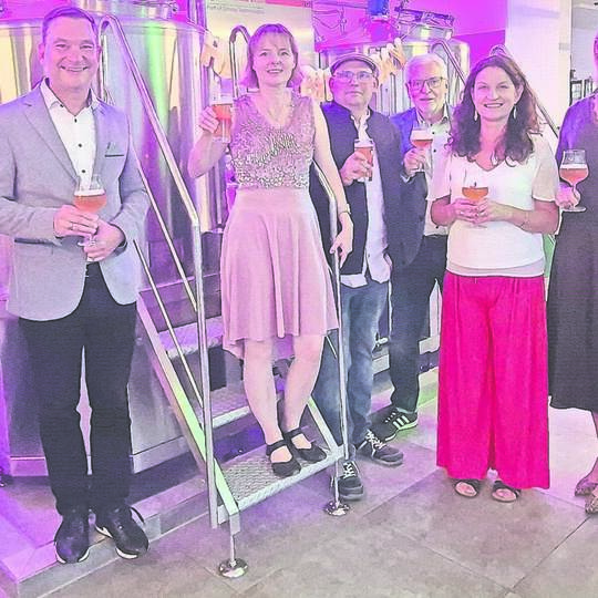 Die neue Brauanlage wird eingeweiht (von links): Marco Gauger, Klaus Mack, Jessica Fox, Jürgen Göbel, Thomas Hartmann, Daniela S