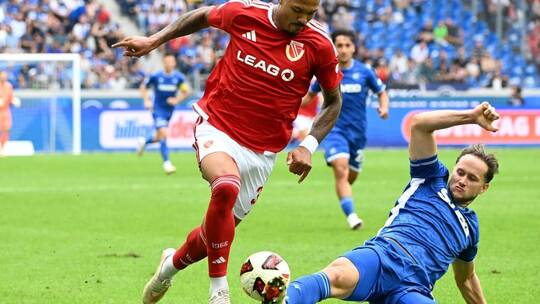 Der Karlsruher Christoph Kobald (rechts) und der Cottbuser Justin Butler im Duell. Am Ende haben die Karlsruher das Nachsehen in Karlsruher SC - Energie Cottbus
