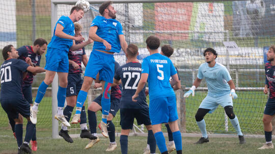 Der FV Knittlingen (hellblaue Trikots) siegt nach kämpferischer Leistung mit 3:1 gegen den TSV Ötisheim. Fotomoment