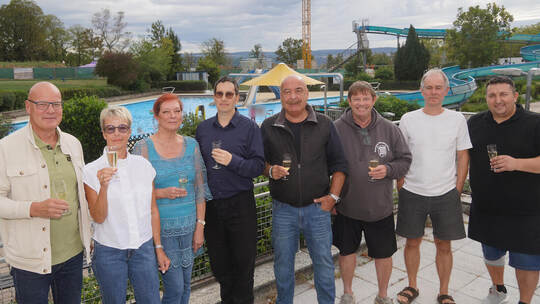 Ein Prosit auf das Wartbergbad: Georg Busch von den Bäderbetrieben, Gabriele Schächinger, Claudia Wexel, Christof Weisenbacher,