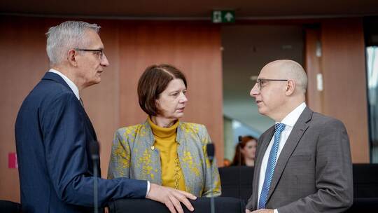 Öffentliche Anhörung der Präsidenten der Nachrichtendienste Öffentliche Anhörung der Präsidenten der Nachrichtendienste
