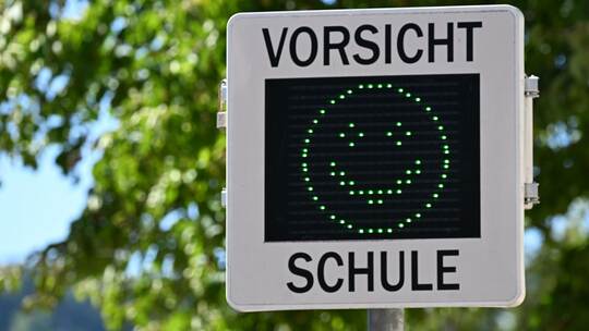 Verkehrsschild vor Schule