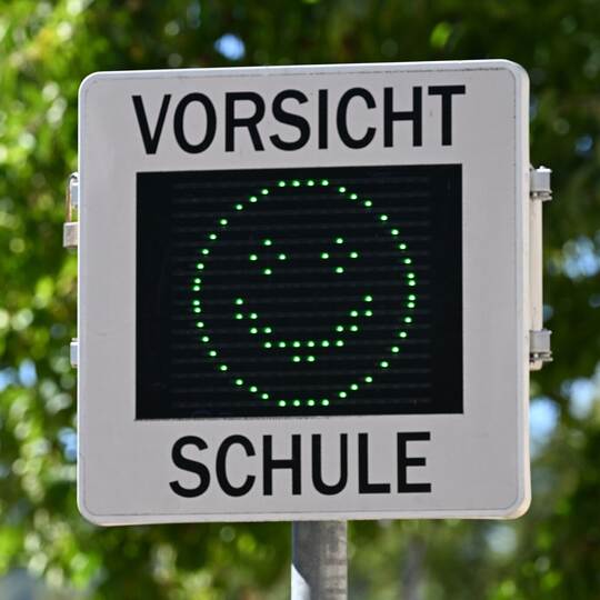 Verkehrsschild vor Schule Verkehrsschild vor Schule