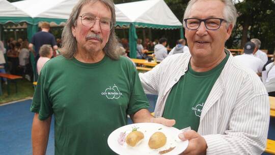 Vorsitzender Udo Seiter (rechts) serviert mit Stellvertreter Dieter Karg beim Kartoffelfest unzählige Pellkartoffeln mit selbst