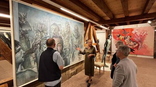 Die Kunsthistorikerin Regina M. Fischer führt durch die bedeutende „Sammlung Heinrich“ im Schafhof Maulbronn. Steffen Reinhold